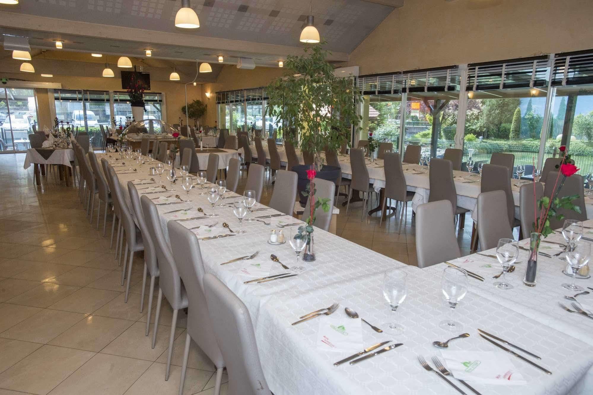 Hotel Aster Restaurant Aux Arcades 브리에 외부 사진